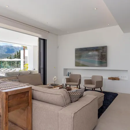 New Sunny 4 Bdrm W Pool, Close To The Apartment *