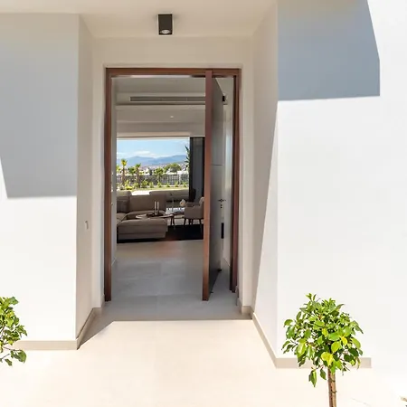 New Sunny 4 Bdrm W Pool, Close To The