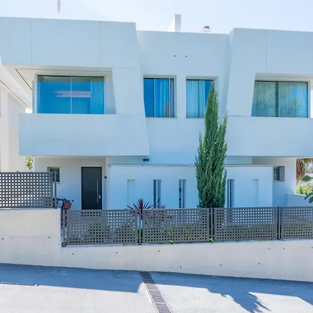 New Sunny 4 Bdrm W Pool, Close To The Apartment *