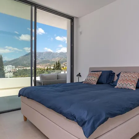 New Sunny 4 Bdrm W Pool, Close To The *