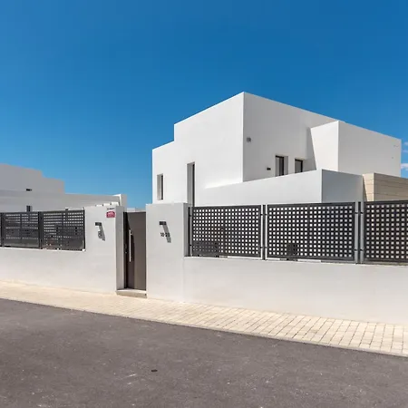 Apartment New Sunny 4 Bdrm W Pool, Close To The