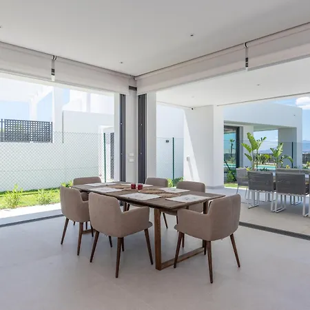 Apartment New Sunny 4 Bdrm W Pool, Close To The