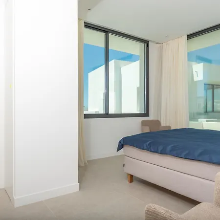 New Sunny 4 Bdrm W Pool, Close To The
