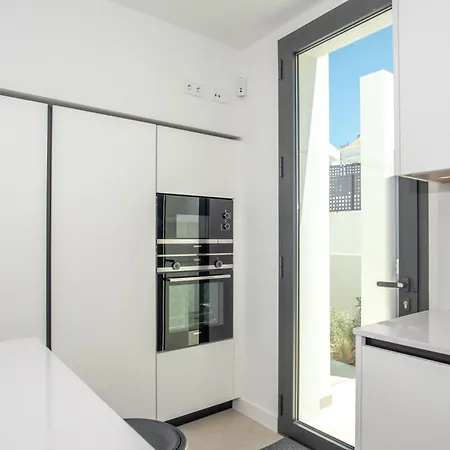 New Sunny 4 Bdrm W Pool, Close To The Marbella