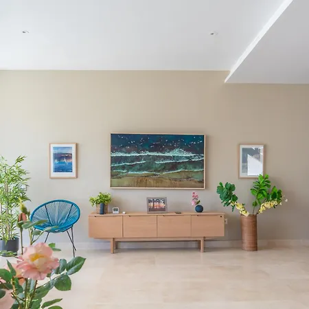 New Sunny 4 Bdrm W Pool, Close To The Apartment